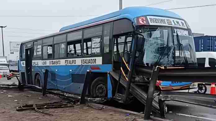 Dos muertos y 20 heridos en violento choque de bus Real Star contra ...